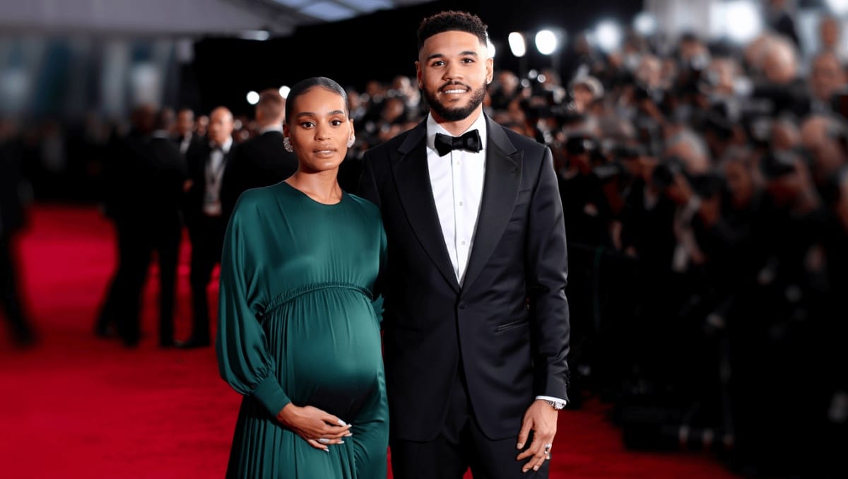 R&B Star and Partner Reveal Pregnancy on Grammys Red Carpet
