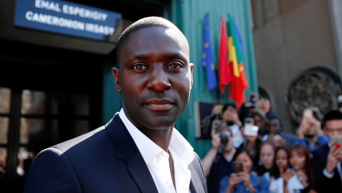 "Ça suffit, non ?" : Omar Sy filmé devant l’ambassade du Cameroun