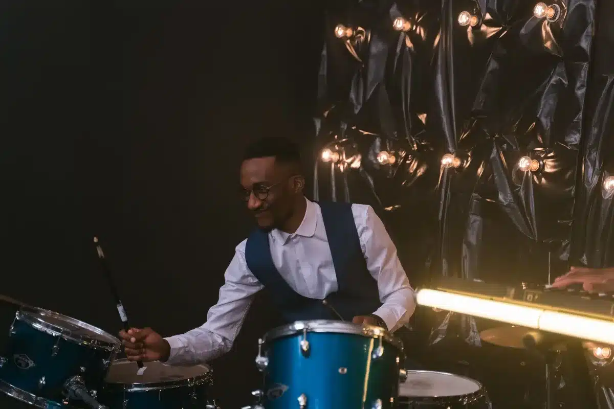 Baterista tocando en vivo con intensidad en el escenario