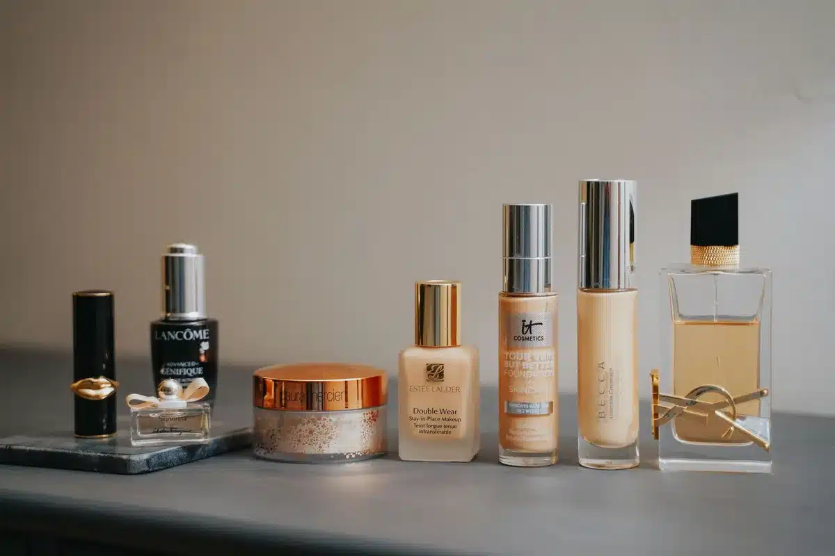 Comptoir de maquillage haut de gamme avec produits de beaut&eacute; prestigieux