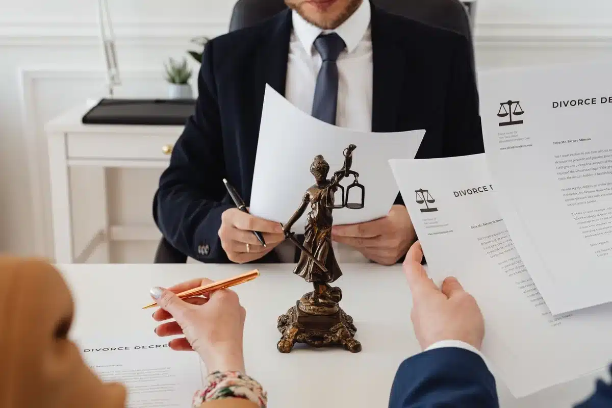 Documents juridiques et dossiers de plainte sur un bureau d'avocat