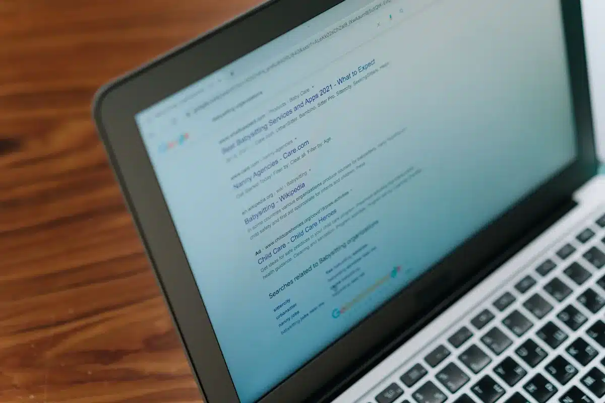 Laptop screen displaying a news website with clear author information and structured metadata elements