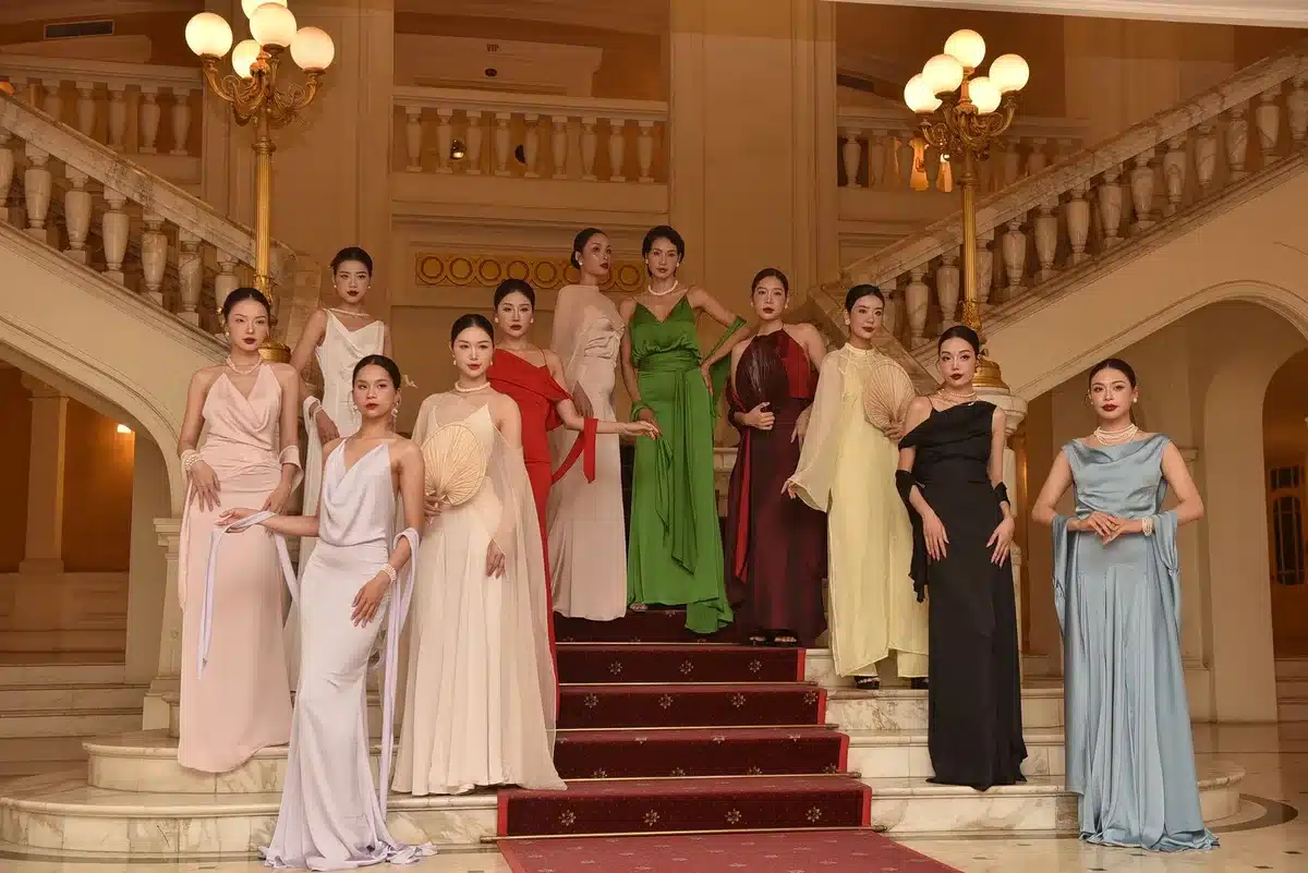 Elegante rote Teppich Mode mit taillierten Looks und kr&auml;ftigen Farben