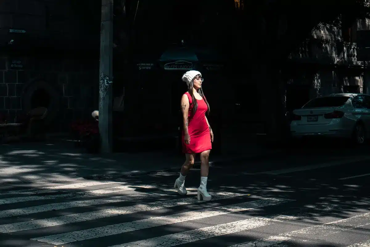 Personas caminando por una calle urbana con estilo relajado y ropa de marca eco-consciente