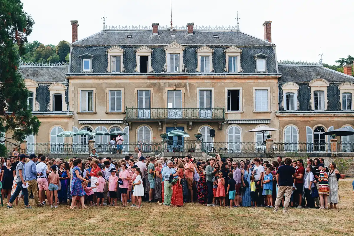 Réunion familiale en France, moments de détente et de soutien émotionnel