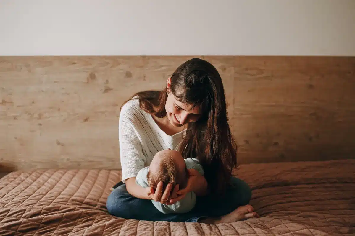 Parent protégeant son enfant, illustrant l'équilibre entre vie publique et privée