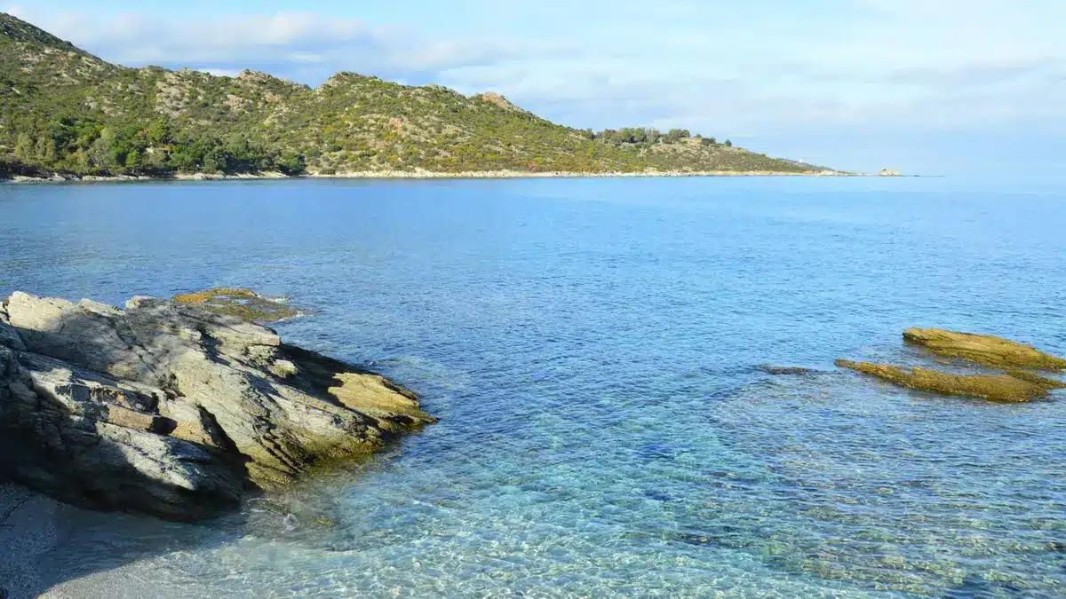 Vue côtière méditerranéenne avec paysage de vacances ensoleillé