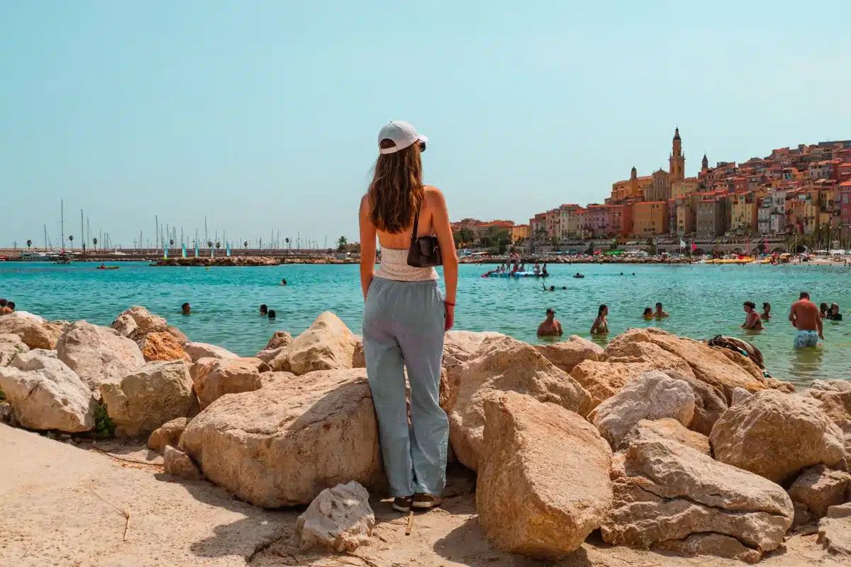 Femme se relaxant au bord de la mer sur la Côte d'Azur