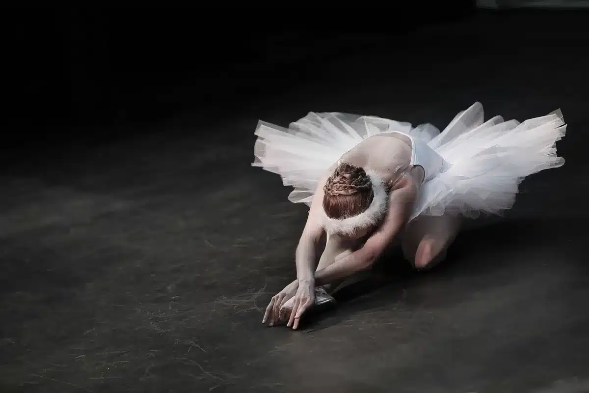 Salle de danse et théâtre vide avec barre et plancher éclairés