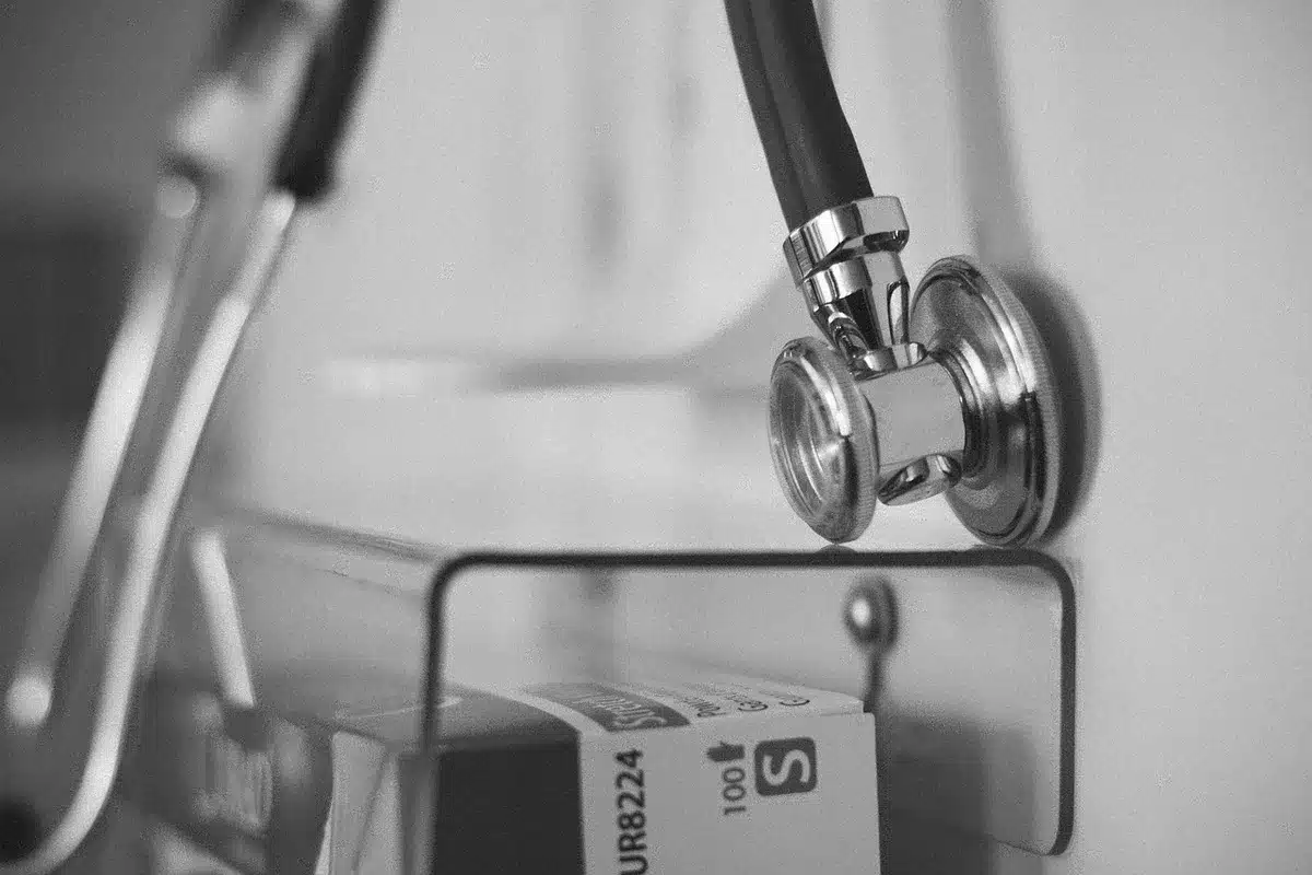 Consultation médicale symbolique en clinique, documents sur la table