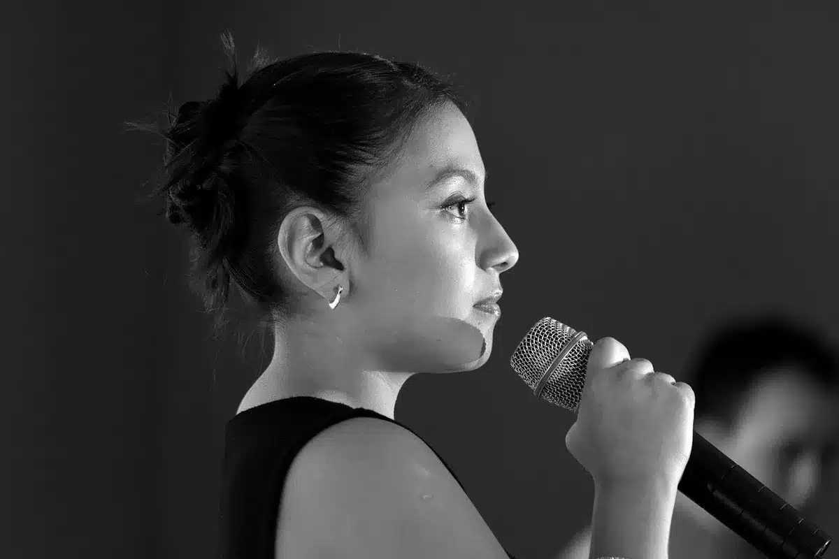 Couloir en coulisses d'une salle de concert baigné de lumière naturelle
