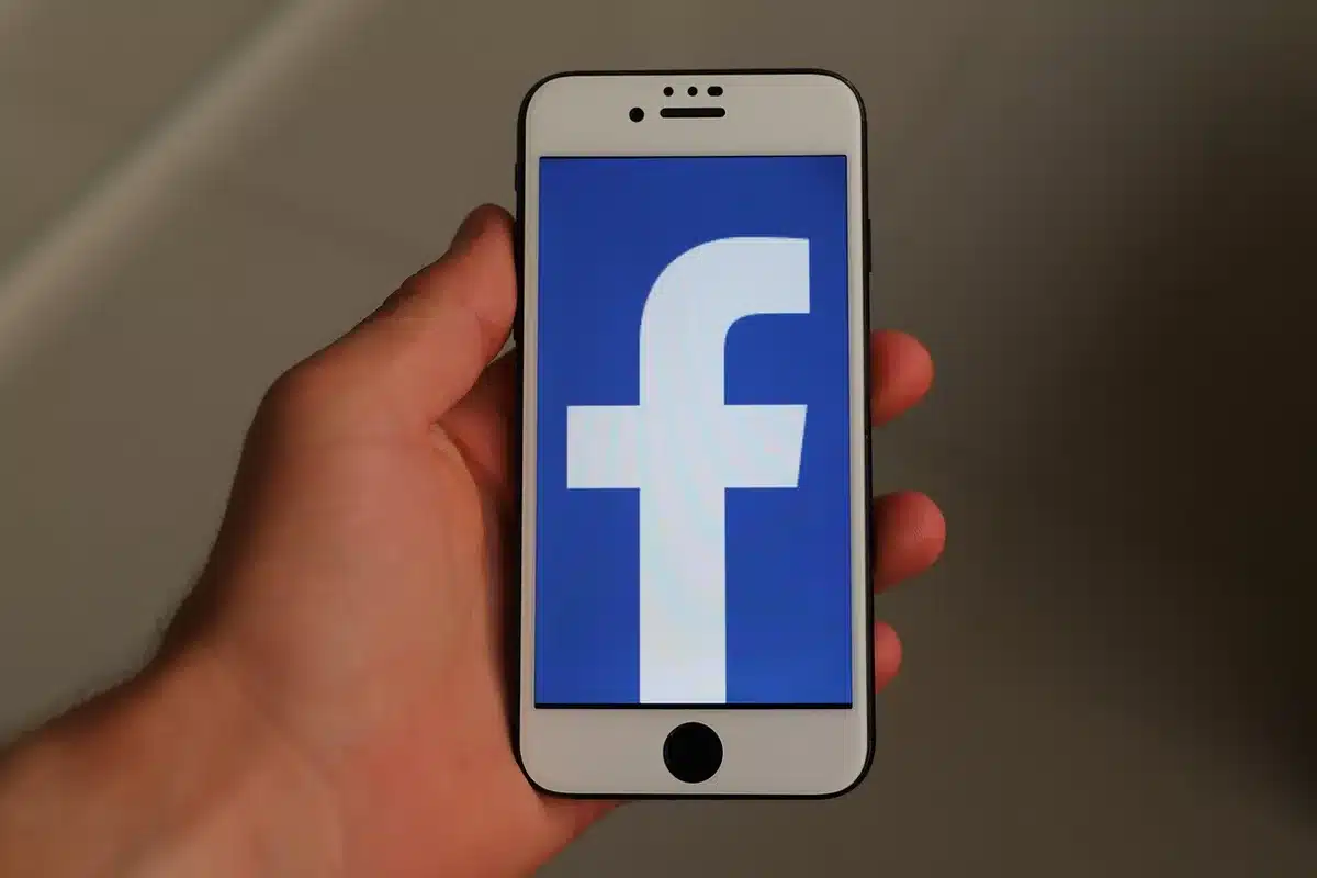 Smartphone montrant des réactions et commentaires sur un post