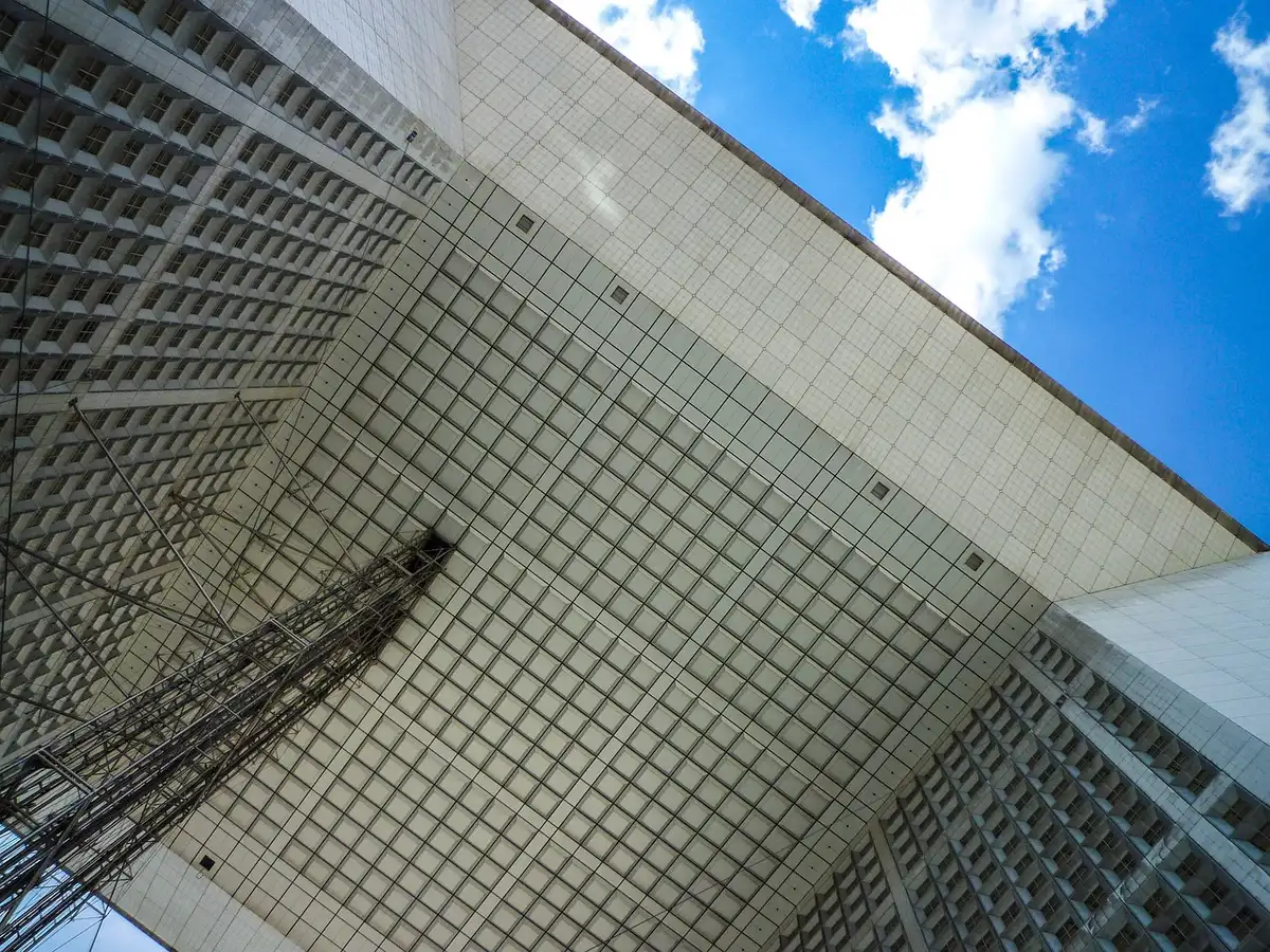 Fa&ccedil;ade ext&eacute;rieure de Paris La D&eacute;fense Arena en journ&eacute;e
