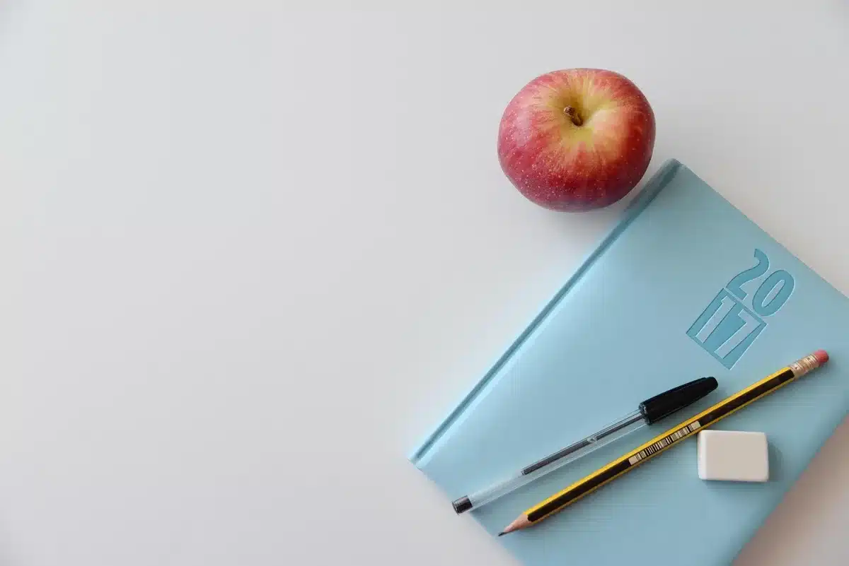 Bureau d'école vide en plein jour illustrant l'isolement