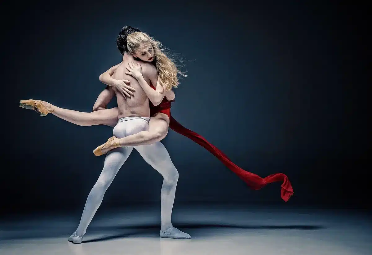 Chaussures de danse près d'une fenêtre éclairée par le jour