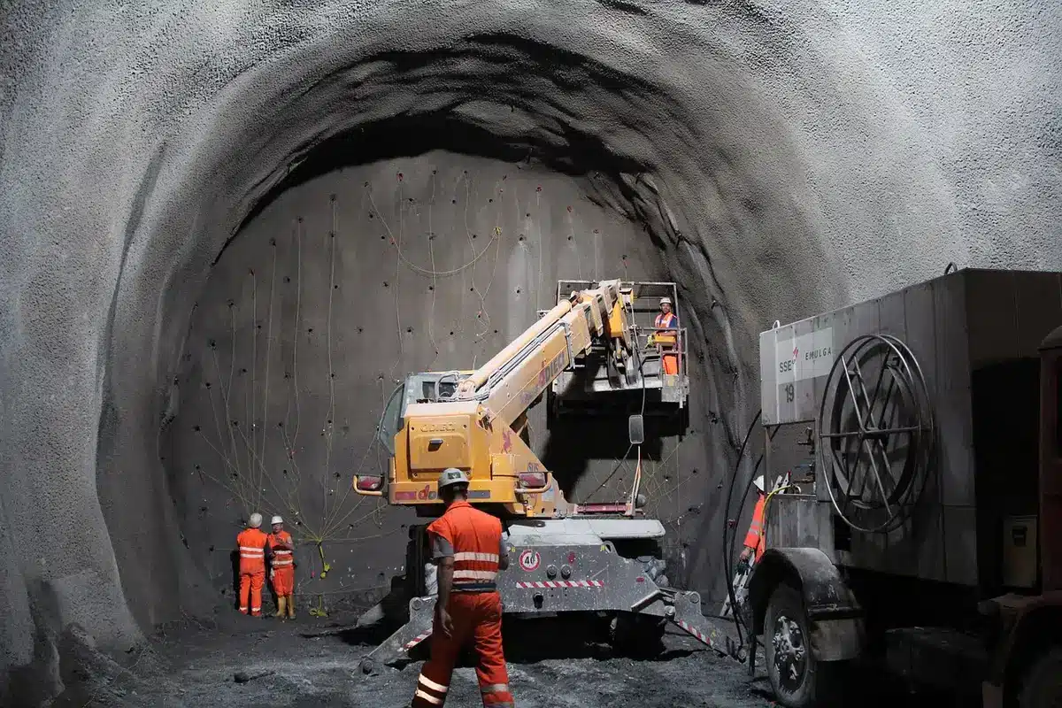 Chantier avec fondations et petite sculpture comm&eacute;morative sur un terrain d&eacute;gag&eacute; en journ&eacute;e