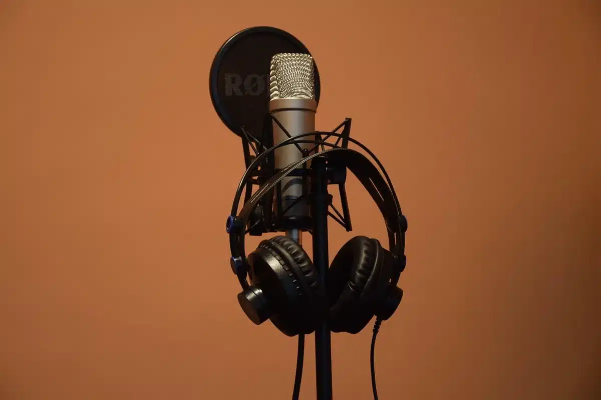 Studio de radio avec micro et &eacute;clairage naturel &agrave; travers des fen&ecirc;tres