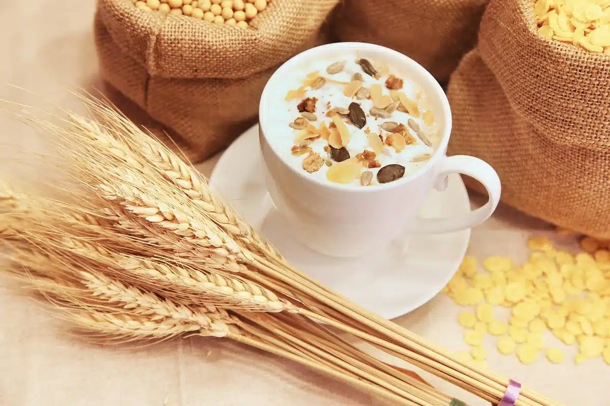 Petit-déjeuner mis en scène avec assiettes parfaites et café