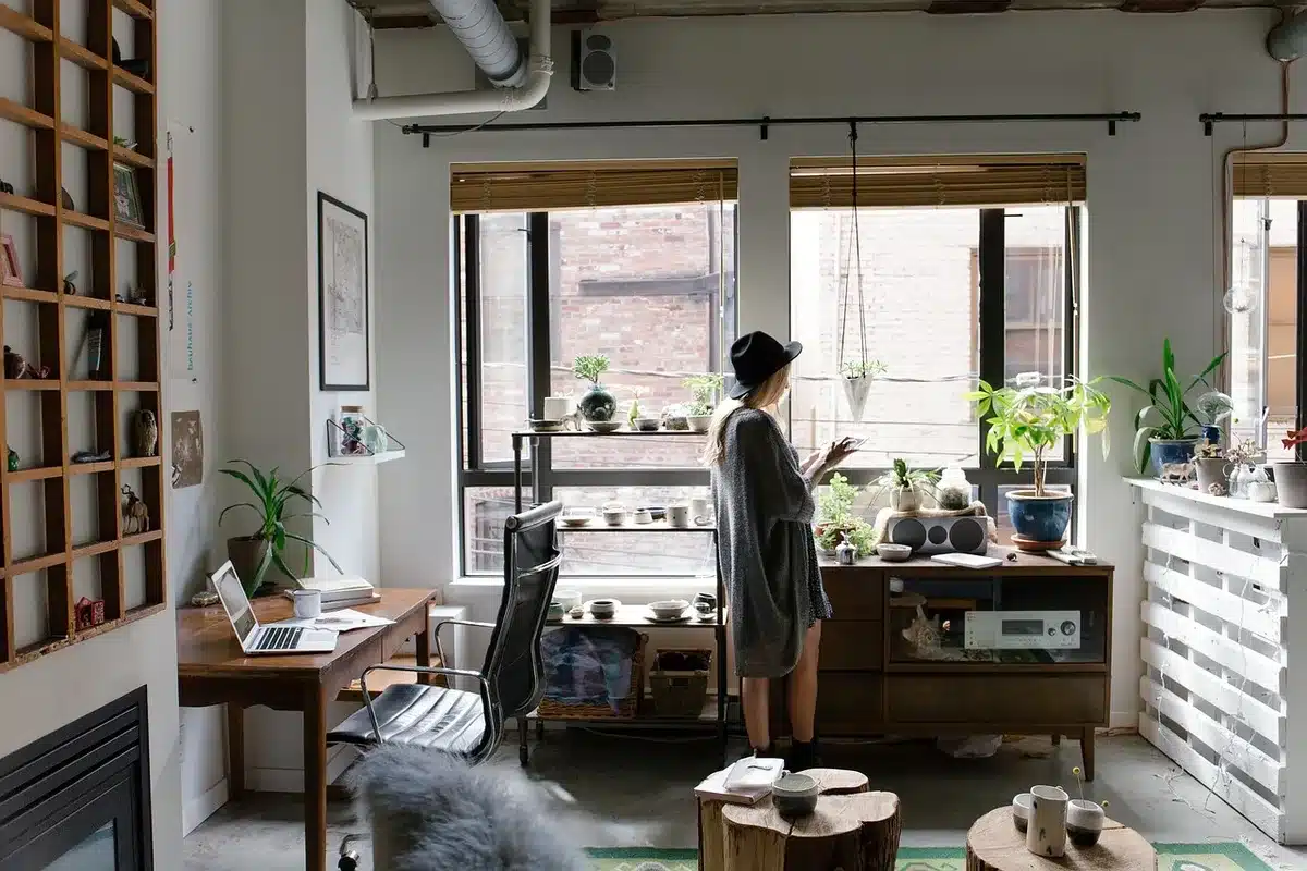 Mère qui regarde son téléphone assise, visage réfléchi
