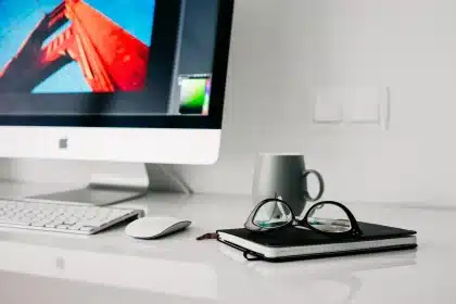 Personnes anonymes utilisant un ordinateur portable et un carnet sur une table basse en plein jour