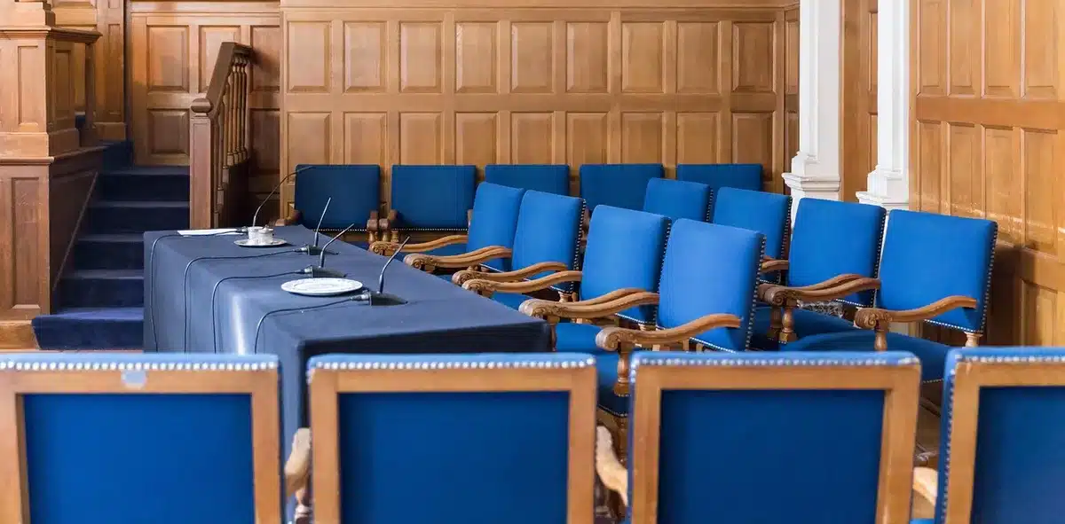 Salle d'audience vide et bureaux administratifs du greffe en journ&eacute;e
