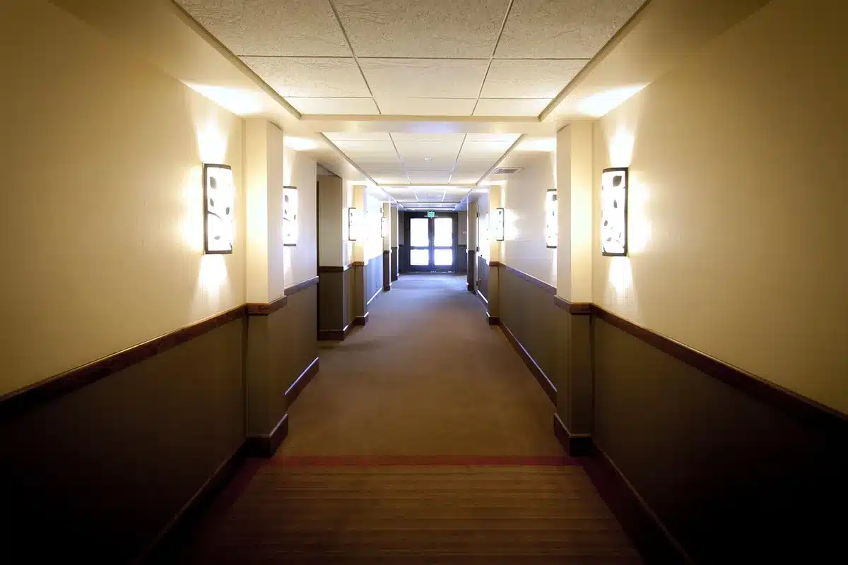 Couloir d'hôtel en journée évoquant une intervention policière