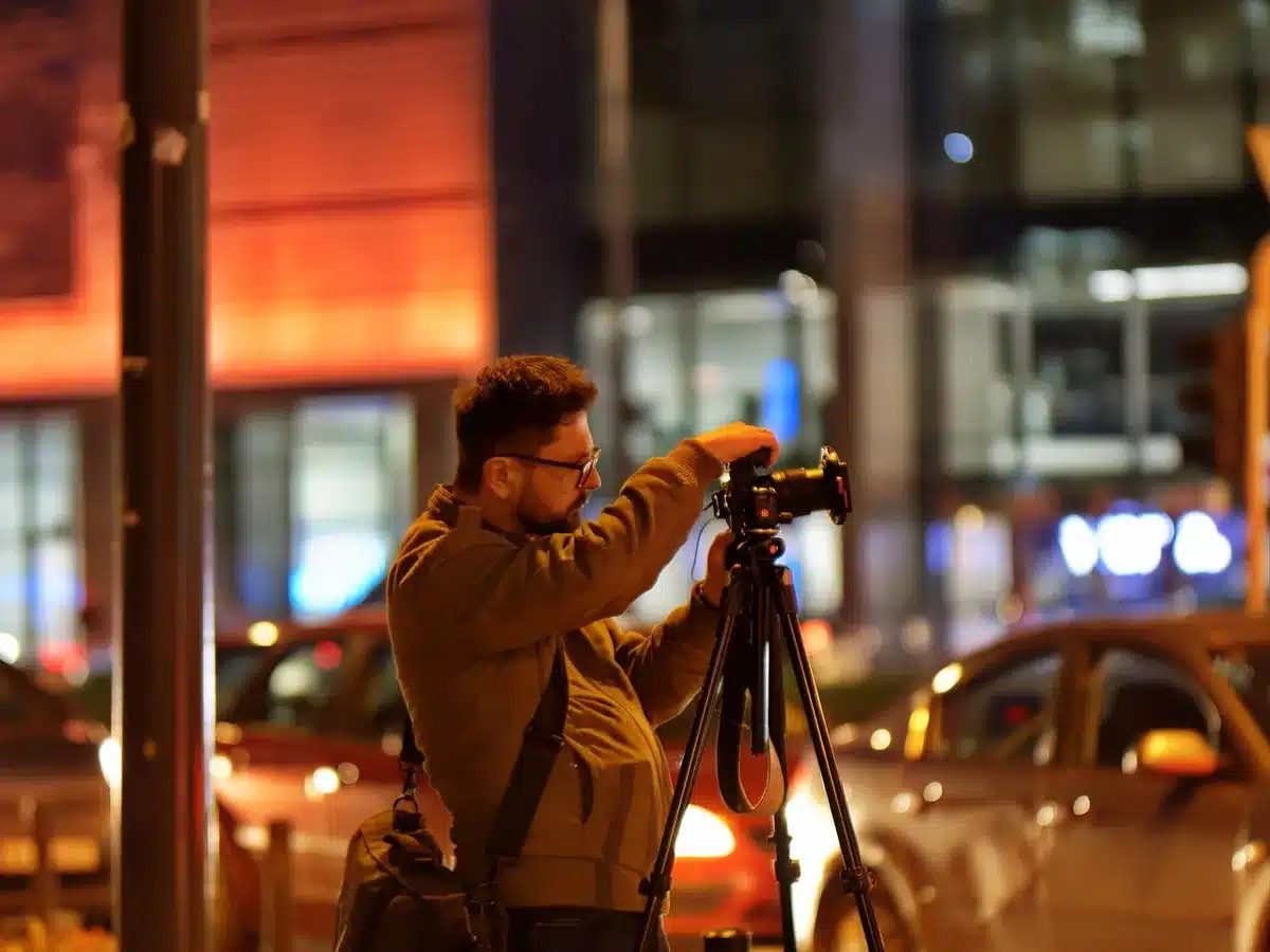 Photographes capturant la tenue d'une personne élégante en ville