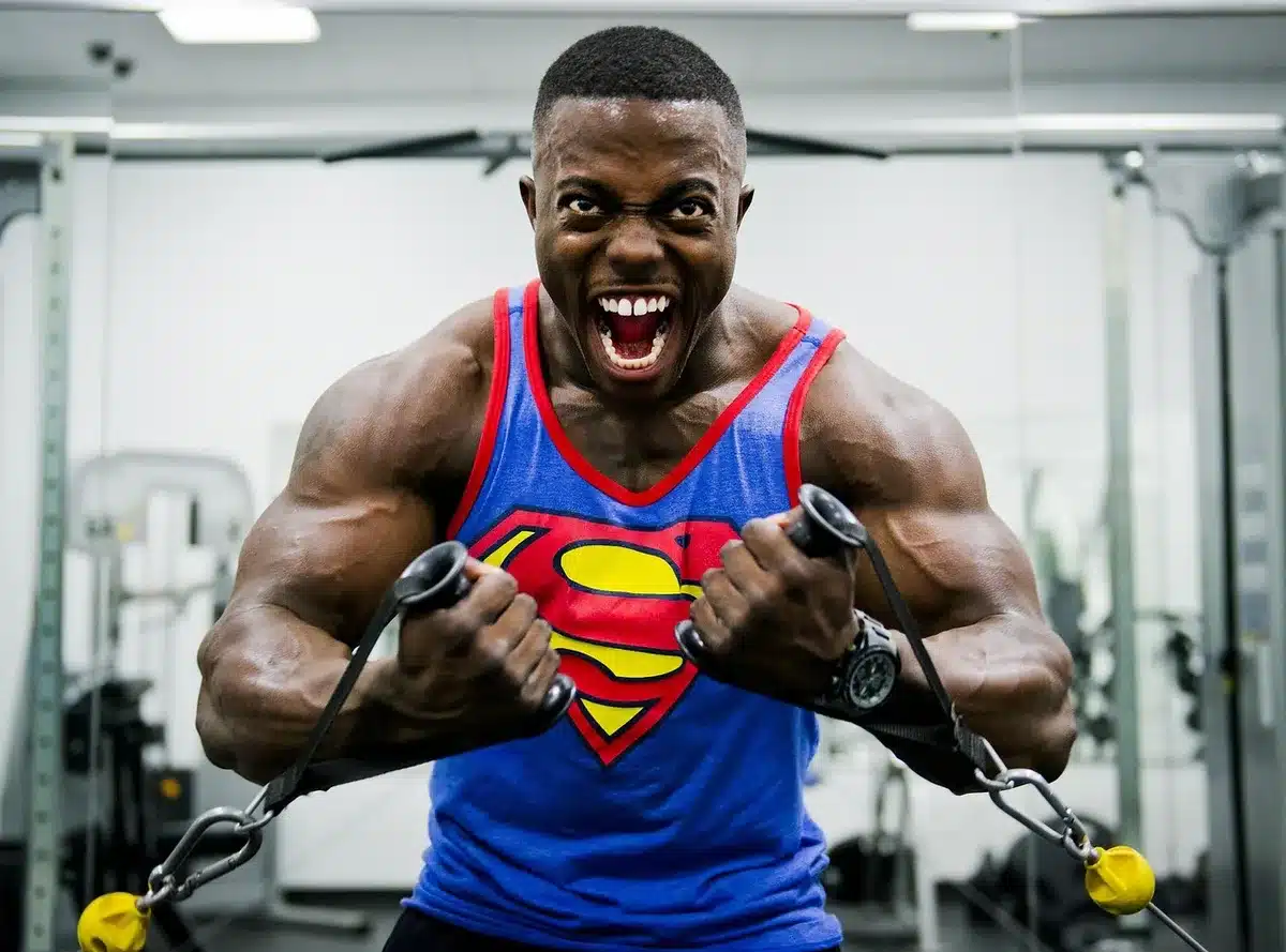 Personne en tenue de sport suivant un programme d'entra&icirc;nement en salle